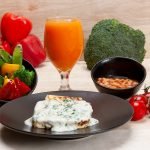 Cottage Cheese with Creamy Spinach Sauce and a Smoothie